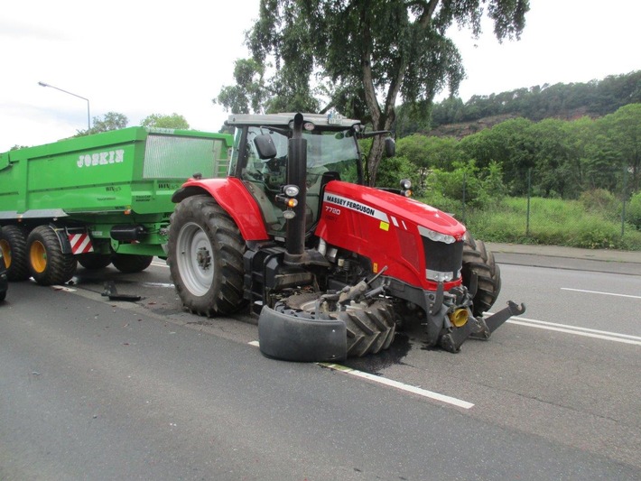 POL-PPTR: Verkehrsunfall mit Traktor brachte Verkehr zum Erliegen