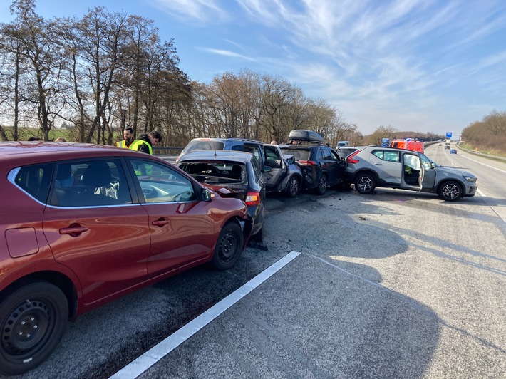 POL-WI: Verkehrsunfallflucht mit sieben beteiligten PKW und 6 verletzten Personen, Gemarkung Wiesbaden, BAB 3, zwischen Kreuz Wiesbaden und Niedernhausen, Freitag, 07.03.2025