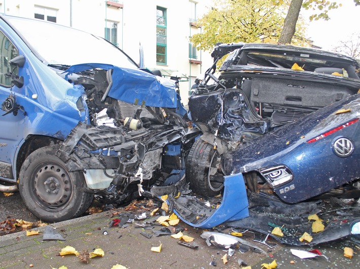 POL-ME: Auffahrunfall löst "Kettenreaktion" aus: Zwei Verletzte und hoher Sachschaden - Haan - 2010139