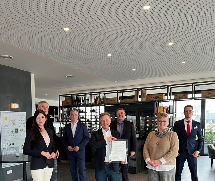 Gründung der Reiner Schmidt Libertas Stiftung in Limburg (von links: Christina Simon, Markenflora - Beratung für strategische Kommunikation / Wolf Dietrich Biermann, Quintaris Steuerberatungsgesellschaft mbH / Florian Brechtel, Helferrat / Reiner Schmidt, Stifter / Michael Rheindorf, Rheindorf Stiftungsmanagement GmbH / Karin Schmidt, Mutter des Stifters / Dr. Gaston Michel, Source For Alpha AG) / Gründung der Reiner Schmidt Libertas Stiftung / Ein Westerwälder im Einsatz für Bildung und Freiheit/ Weiterer Text über ots und www.presseportal.de/nr/161747 / Die Verwendung dieses Bildes ist für redaktionelle Zwecke unter Beachtung ggf. genannter Nutzungsbedingungen honorarfrei. Veröffentlichung bitte mit Bildrechte-Hinweis.