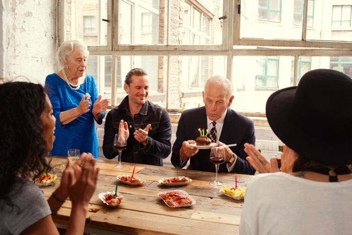 Königlicher Staatsbesuch: Berliner Queen steht auf Currywurst-Pommes / Mehr Berlin geht nicht - Diese zwei Gäste wissen, wie man sich auf Reisen Zuhause fühlen kann