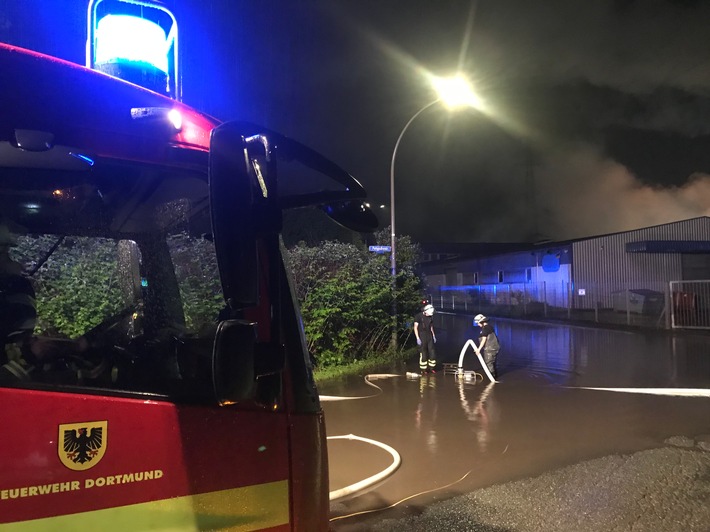 FW-DO: Regenmengen überfluten Kurvenbereich der Pottgießerstraße