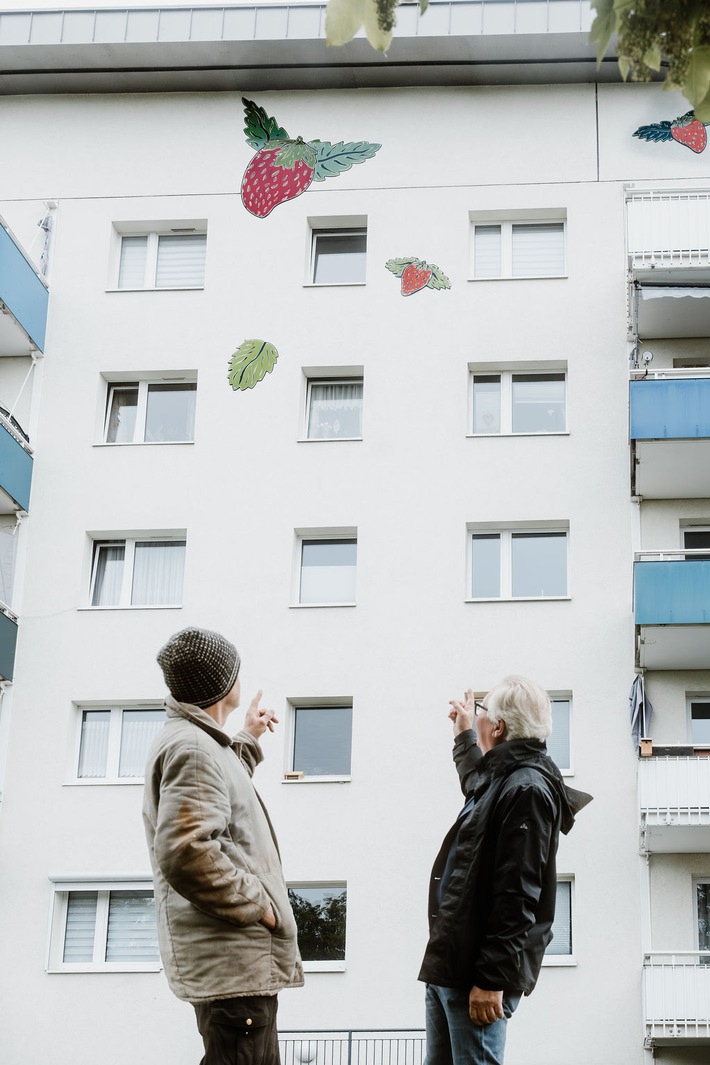 "Willkommens-Erdbeeren" an GWW-Fassaden / Gebäude- und Wohnungsbaugesellschaft Wernigerode mbH wieder mit origineller Kunstaktion