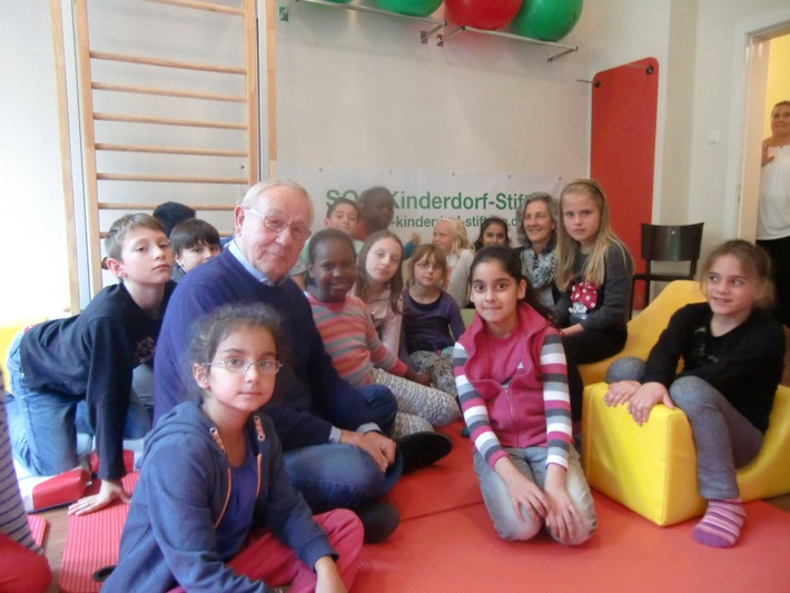 Geht ein Stifter stiften? Armin Maiwald, Schirmherr der SOS-Kinderdorf-Stiftung, klärt mit Kindern die Bedeutung der Redewendung