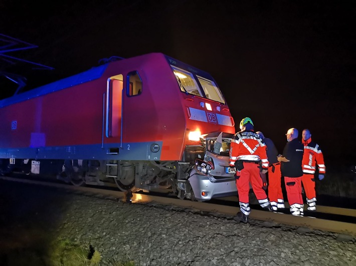 POL-LG: ++ Kollision zwischen PKW und Regionalbahn ++ Zug schleift Kleinwagen Toyota mehrere hundert Meter mit ++ Fahrzeugführerin verstirbt im Fahrzeugwrack ++ halbseitige Schranken umfahren ++