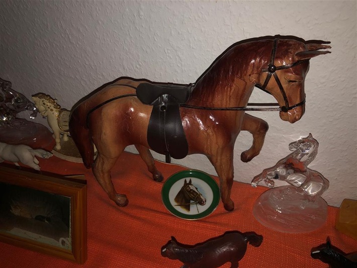 POL-PDPS: 20 Porzellan-Pferde aus Keller gestohlen