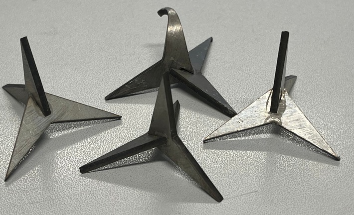 POL-KR: Drei Autos durch Wurfeisen beschädigt: Polizei sucht Zeugen