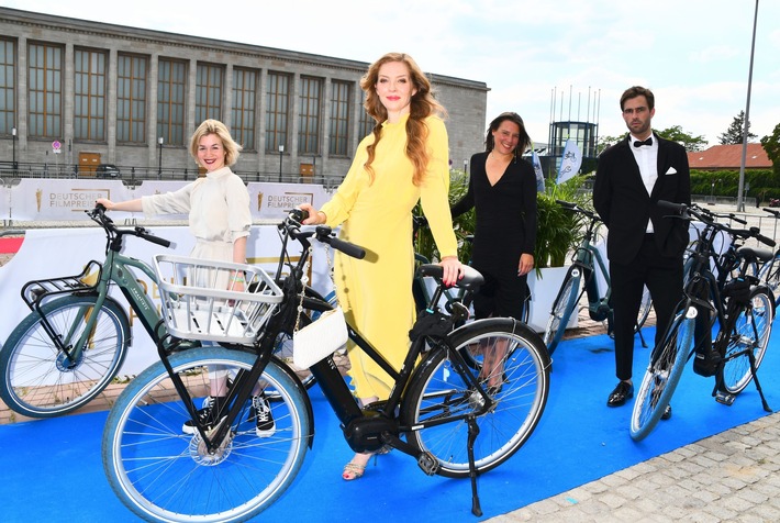 Die Initiatoren der Changemakers Film kamen mit zahlreichen Stars des deutschen Films mit dem Fahrrad statt Limousine zur Preisverleihung des Deutschen Filmpreises 2022 / Foto: Swapfiets/AEDT