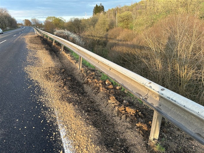 POL-PDWIL: Verkehrsunfallflucht auf der B51 - Leitplanke beschädigt und Fahrbahn stark verschmutzt