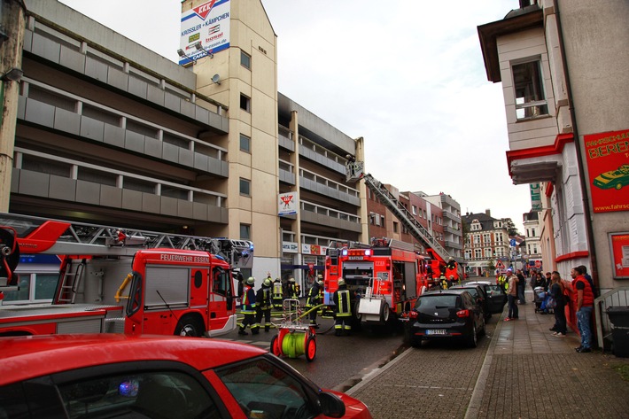 FW-E: Feuer im Parkhaus in Essen-Steele, starke Rauchentwicklung