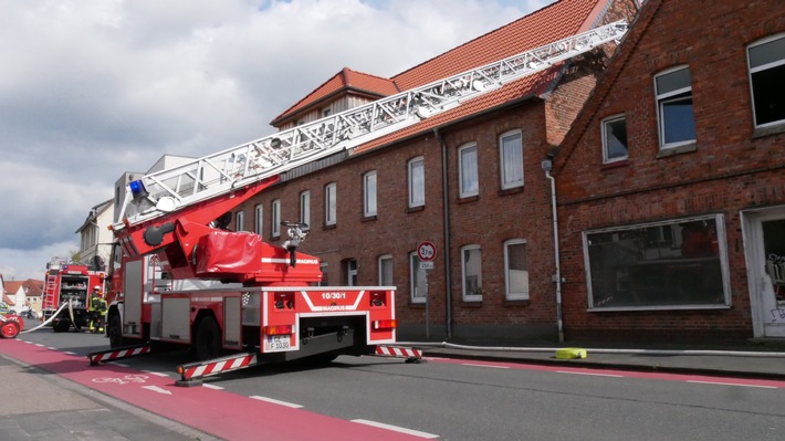 FW Celle: Feuer im Dachstuhl in der Heese