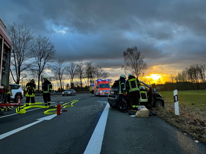 FW Marienheide: Verkehrsunfall auf der L306 in Marienheide-Müllenbach