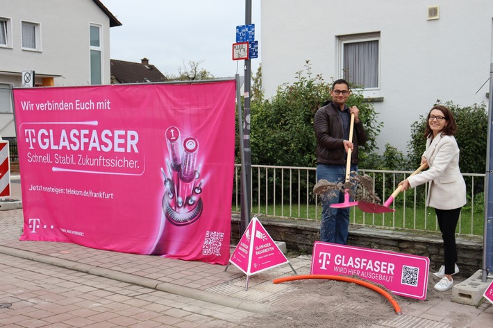 Telekom leitet mit weiterem Spatenstich den zweiten Abschnitt des Glasfaserausbaus in Maintal-Bischofsheim ein