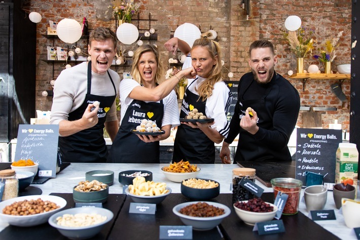 Parallel zu Tokio die große Revanche: #teamfruchtig vs. #teamkernig / EDEKA lässt entscheiden: Welche werden die offiziellen Team D-Energy Balls? / Team D-Energy Balls: Hannes Ocik, Laura Ludwig, Maggie Kozuch und Johannes Vetter / Weiterer Text über ots und www.presseportal.de/nr/51907 / Die Verwendung dieses Bildes ist für redaktionelle Zwecke unter Beachtung ggf. genannter Nutzungsbedingungen honorarfrei. Veröffentlichung bitte mit Bildrechte-Hinweis.