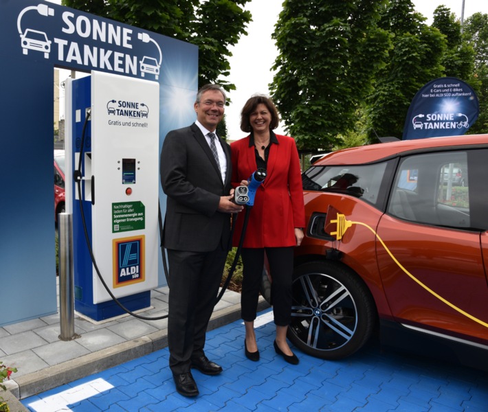 Günstig einkaufen - kostenlos Strom tanken / ALDI Süd nimmt in München kostenfreie Schnellladesäulen für Elektrofahrzeuge in Betrieb