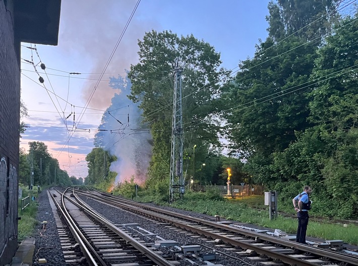 FW Moers: Böschungsbrand an Bahnstrecke