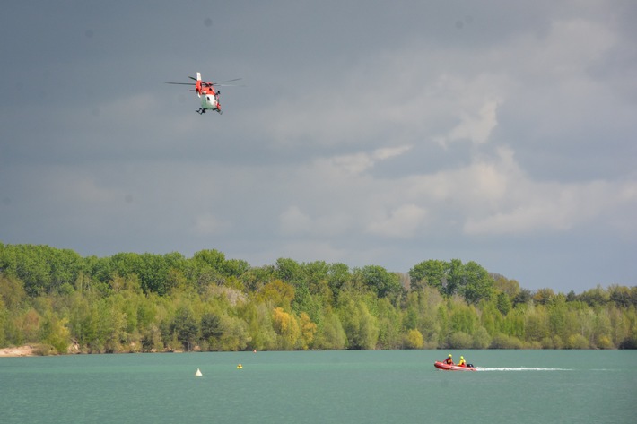 Startschuss für die luftgestützte Wasserrettung in und um Dortmund / DRF Luftrettung trainiert lebensrettende Einsätze über Wasser