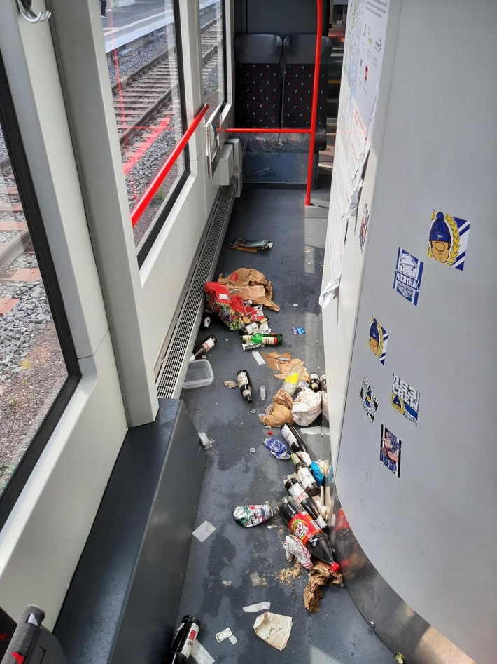 BPOLI MD: Fußballreiseverkehr: Reisezugwagen werden massiv beschmiert und stark verschmutzt