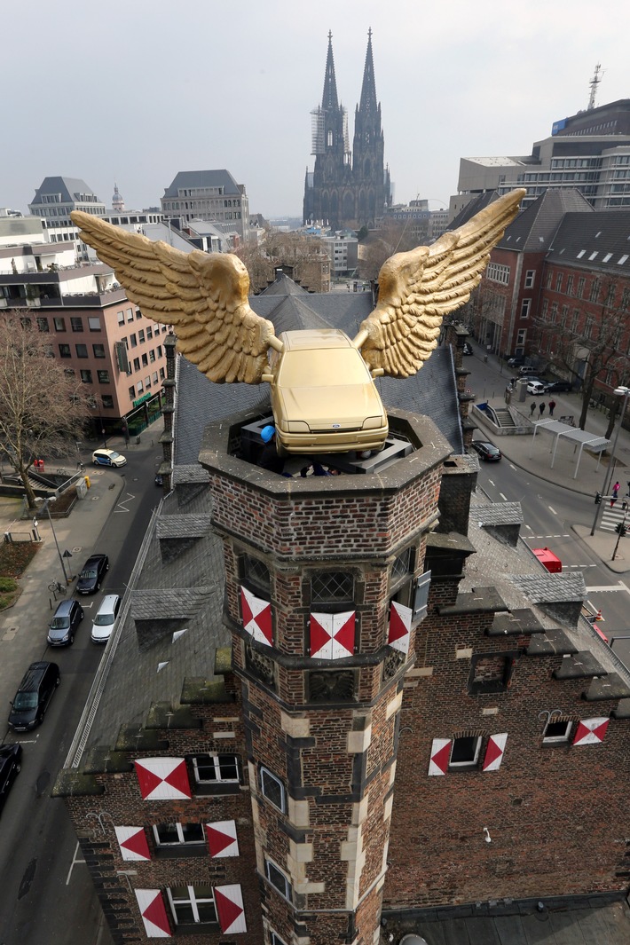 Herausgeputztes Flügelauto verlässt Ford: Der "Goldene Vogel" thront wieder auf dem Kölnischen Stadtmuseum (BILD)