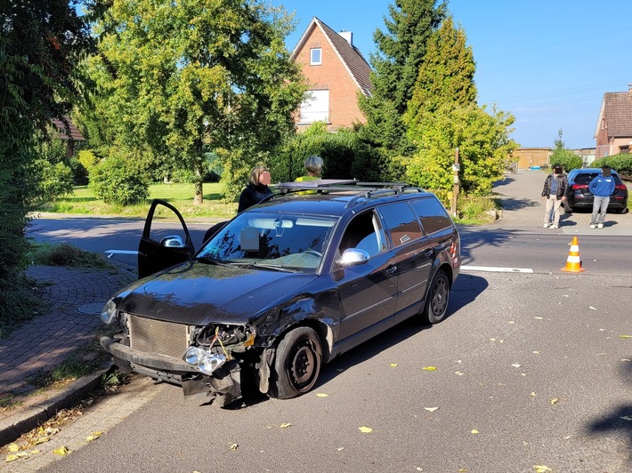 POL-STD: Hollern-Twielenfleth: Motorrad prallte in abbiegenden Pkw - Kradfahrer schwer verletzt