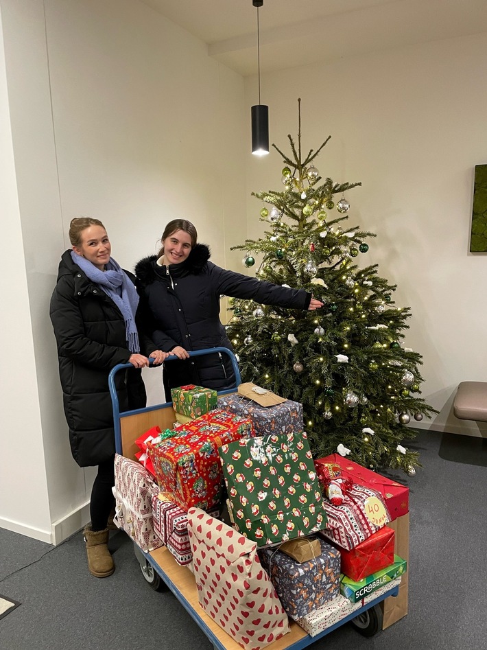 Mitarbeiterinnen und Mitarbeiter der Hamburger Feuerkasse erfüllen Kindern und Jugendlichen Weihnachtswünsche
