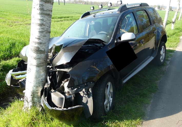 POL-MI: Dacia-Fahrer kommt von Straße ab und fährt gegen Baum