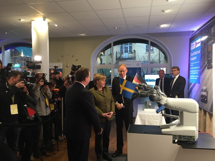 Digitalisierung als Basis für Wettbewerbsfähigkeit / Bundeskanzlerin Merkel zu Besuch beim German Swedish Tech Forum; ABB präsentiert Zweiarmroboter YuMi