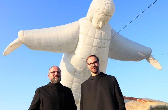 Sonderform "Cristo Redentor" zu Gast in Warstein / 70 Ballone hoben beim Außenstart in Paderborn ab / Special Shape aus Brasilien feiert bei 28. WIM Premiere