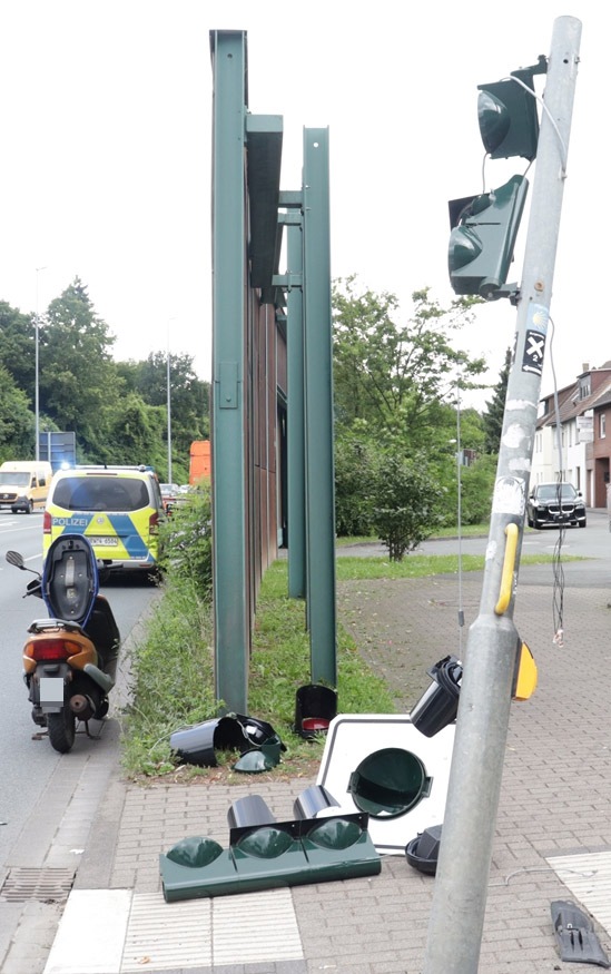 POL-HX: Abbiegevorgang endet vor Ampelmast - eine Person leicht verletzt