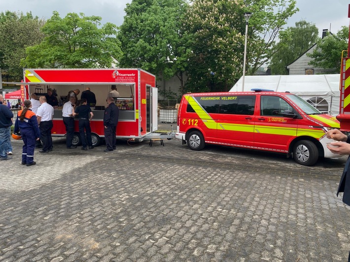 FW-Velbert: -Korrektur- Neuer Versorgungsanhänger für die Feuerwehr Velbert übergeben