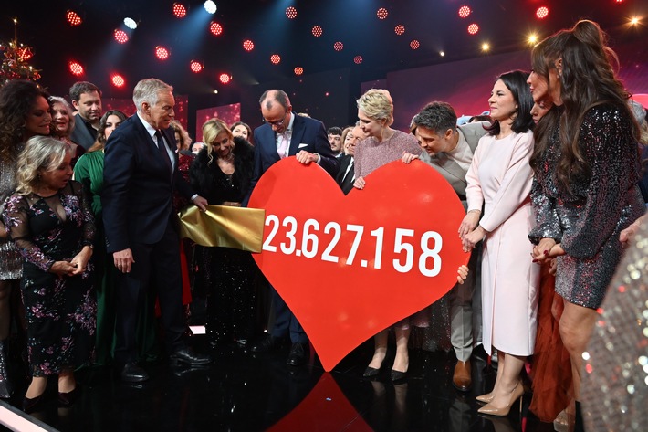 Ein KROOSartiger Abend: 23.627.158 Euro für "Ein Herz für Kinder" / Fußball-Weltmeister Toni Kroos erhält "Das Goldene Herz" der BILD-Hilfsorganisation / Vicky Leandros ein letztes Mal live im TV
