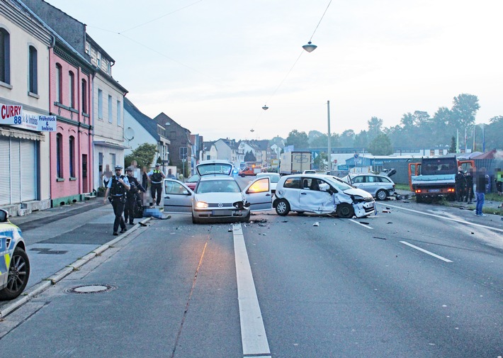 POL-ME: Karambolage mit mehreren Autos - Solingerin bei Autounfall schwer verletzt - Langenfeld - 2308105