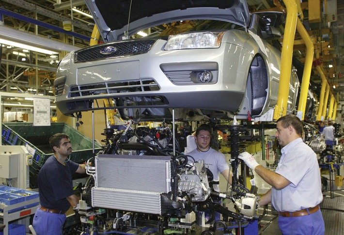 Erster Ford Focus Turnier lief vom Band / Wirtschaftsminister Dr. Hanspeter Georgi besucht Werk in Saarlouis