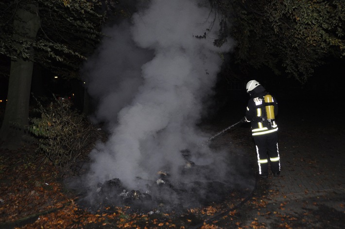 FW-KLE: Brand zweier Müllgrossraumbehälter