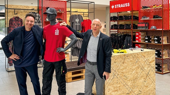 v.l.: Henning Strauss (Inhaber und CEO Engelbert Strauss) zusammen mit Stefan Wolsiffer (Mitglied der Geschäftsführung von BAUHAUS) freuen sich auf die gemeinsame Vertriebspartnerschaft / Weiterer Text über ots und www.presseportal.de/nr/63981 / Die Verwendung dieses Bildes für redaktionelle Zwecke ist unter Beachtung aller mitgeteilten Nutzungsbedingungen zulässig und dann auch honorarfrei. Veröffentlichung ausschließlich mit Bildrechte-Hinweis.