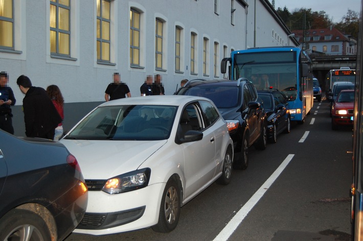 POL-PPWP: Linienbus schiebt Fahrzeuge ineinander

Verkehrsunfall während des Anreiseverkehrs zum DFB-Pokalspiel auf den Betzenberg