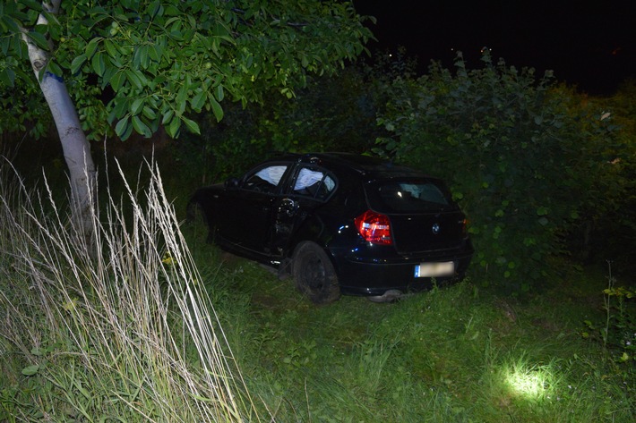 POL-HF: Zusammenstoß mit mehreren Bäumen- BMW landet im Straßengraben