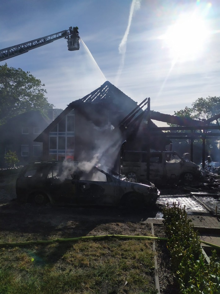POL-WHV: Brand eines Wohnhauses in Bockhorn (Bild) - Bewohner konnten das Wohnhaus unverletzt verlassen - ein weiterer Brand in Varel