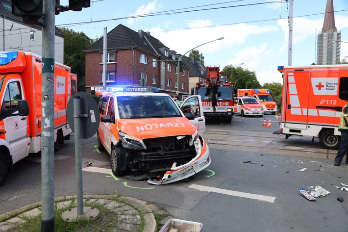 FW-E: Notarzteinsatzfahrzeug verunfallt auf Alarmfahrt mit PKW, vier Personen zum Teil schwer verletzt - Feuerwehr befreit Fahrer mit hydraulischen Rettungsgeräten