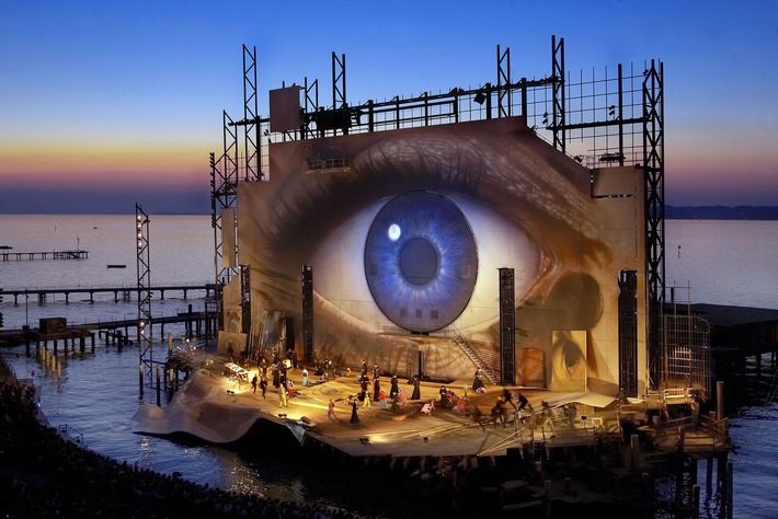 Bregenzer Festspiele eröffnen am 18. Juli 2007 - Spektakuläre Inszenierung von Puccinis "TOSCA" auf der Seebühne Festspielprogramm ganz im Zeichen von "BRITTEN and BRITAIN"