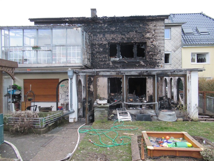 POL-EU: Doppelhaushälfte ausgebrannt