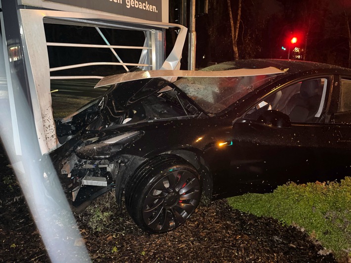 POL-MI: Alkoholisierter Autofahrer kracht gegen Werbetafel