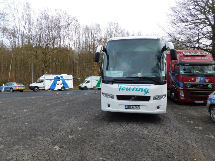 POL-VDKO: Außerbetriebsetzung eines absolut verkehrsunsicheren Reisebusses aus dem osteuropäischen Raum.