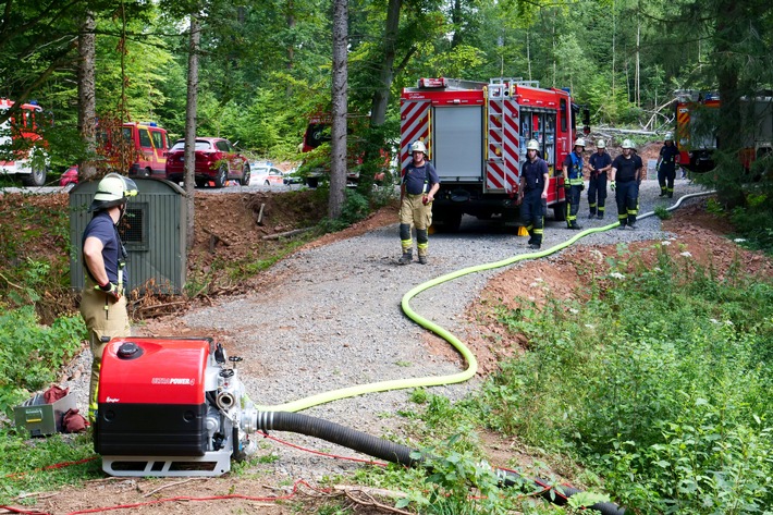 FW-PB: Mit Hacke und Düsenschlauch gegen die Flammen