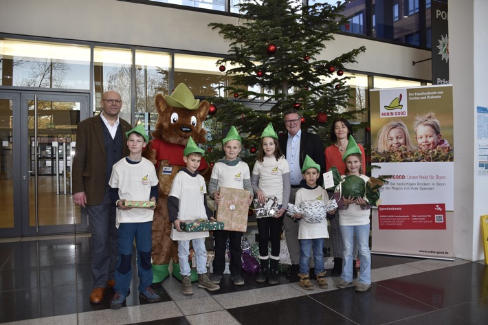 POL-BN: Polizei Bonn unterstützt Familienfonds &quot;Robin Good&quot; - 100 Weihnachtsgeschenke an Kinder und Jugendliche übergeben