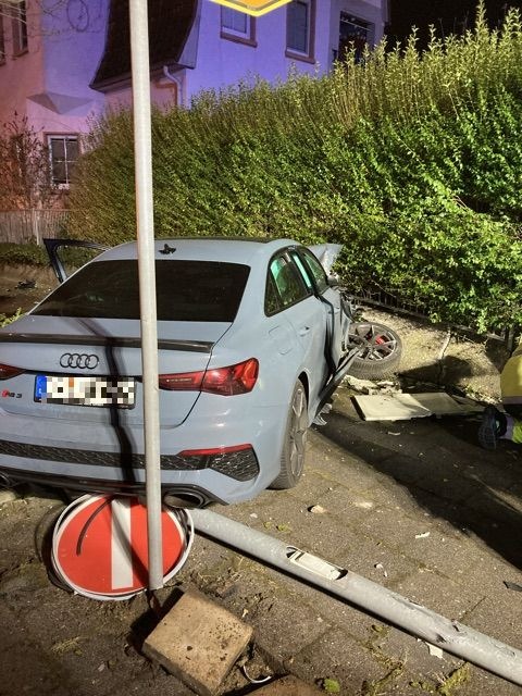 POL-OF: Audi prallt unter anderem gegen Stromkasten und Mauer: Mutmaßlicher Fahrer stand unter Alkoholeinfluss