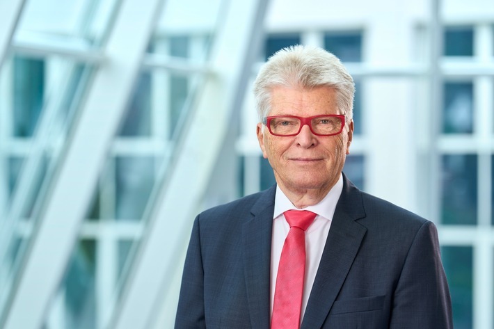 Prof. Dr. Friedhelm Loh: "Unsere Familienunternehmen verbindet die Leidenschaft für Innovation. Die strategische Partnerschaft hat zum Ziel, Digitalisierungsprojekte zu beschleunigen und zu vereinfachen - auch und gerade vor dem Hintergrund den aktuellen und kommenden wirtschaftlichen und gesellschaftlichen Herausforderungen ist das unabdingbar." / Weiterer Text über ots und www.presseportal.de/nr/158493 / Die Verwendung dieses Bildes für redaktionelle Zwecke ist unter Beachtung aller mitgeteilten Nutzungsbedingungen zulässig und dann auch honorarfrei. Veröffentlichung ausschließlich mit Bildrechte-Hinweis.
