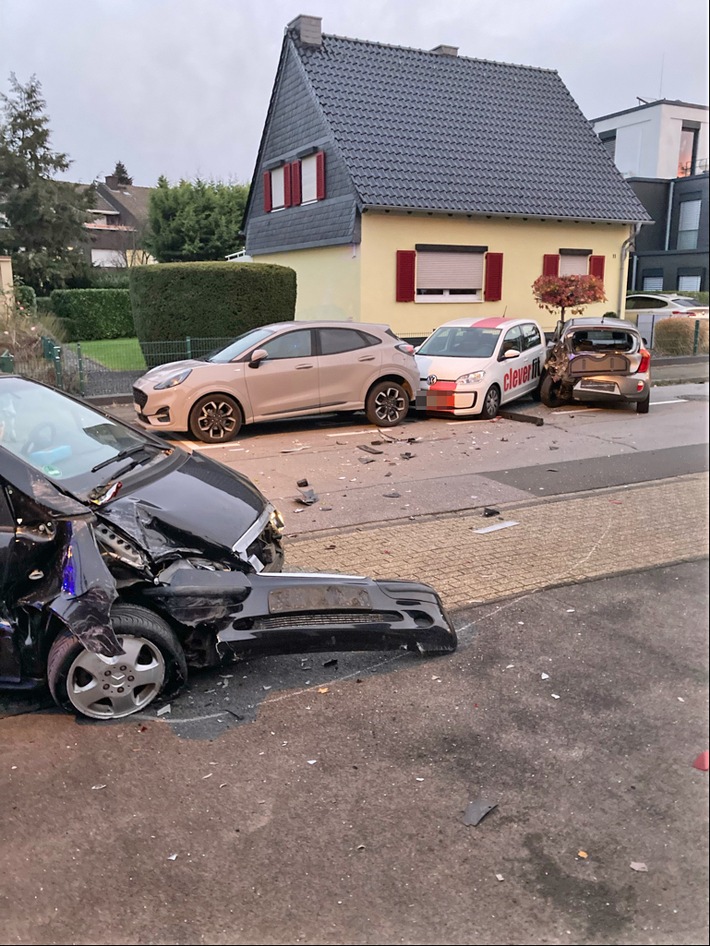 POL-ME: Hoher Sachschaden nach Unfallflucht - Polizei ermittelt - Langenfeld - 2211123