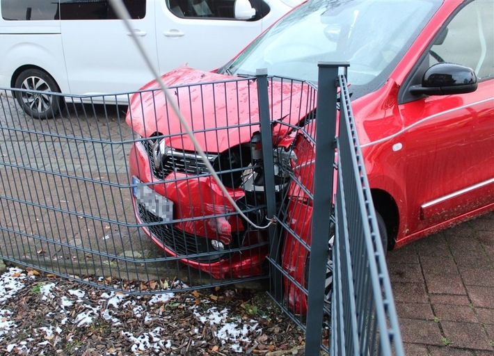 POL-MI: Unfall mit drei beteiligten Fahrzeugen