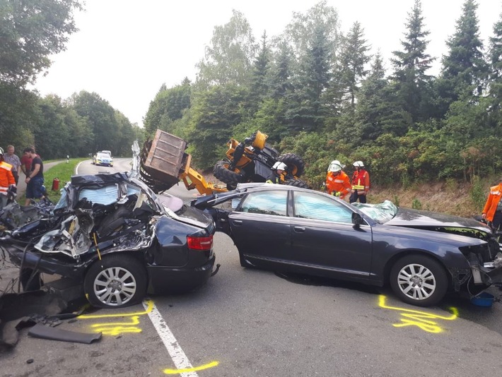 POL-CE: Eversen - Tödlicher Verkehrsunfall auf der L 240 +++ Autofahrer stirbt bei Kollision mit Baufahrzeug